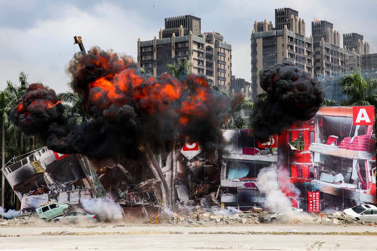 Una vista general muestra un simulacro de respuesta de emergencia para los miembros de los equipos de rescate en la ciudad de Nuevo Taipei el 14 de julio de 2022.