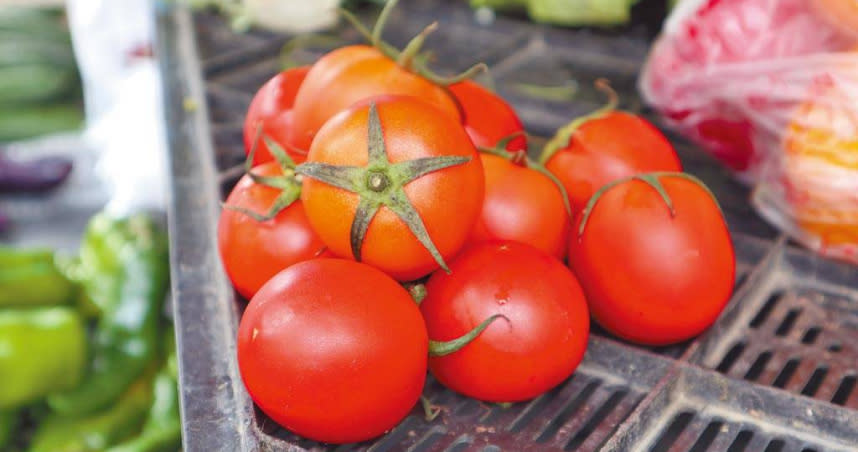 半年前價格暴跌的牛番茄，現在價格翻漲，有自助餐業者考量成本，暫停供應番茄炒蛋。（圖／中國時報張毓翎攝）