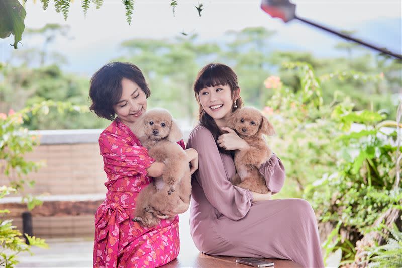 王宇婕和媽媽蕭瑤以及2狗兒子拍攝全家福。（圖／嵐琳國際提供）