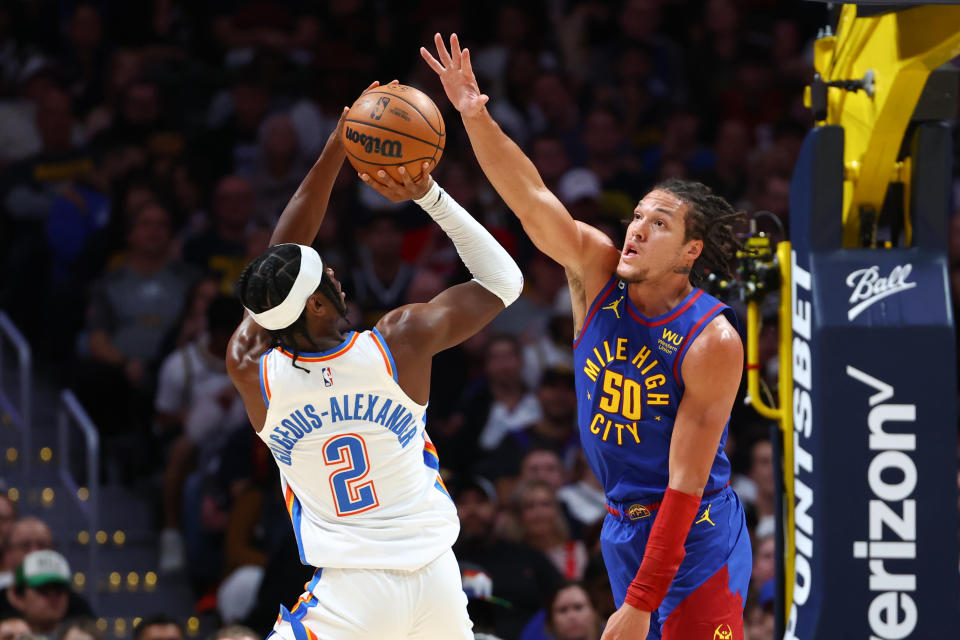 Aaron Gordon試圖封阻Shai Gilgeous-Alexander。（Photo by Justin Tafoya/Getty Images）