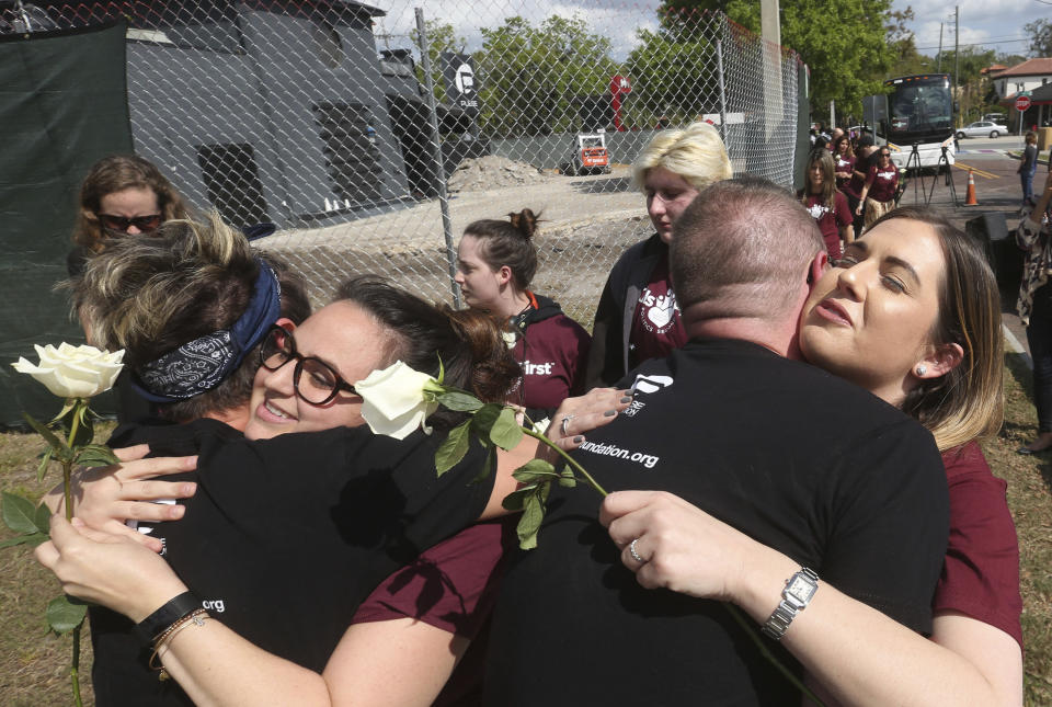 <p>Decenas de padres, vecinos, alumnos y exalumnos de otras escuelas y diversos cuerpos policiales se congregaron en la entrada principal para tratar de infundirles fortaleza y abrazarles. (Red Huber/Orlando Sentinel via AP) </p>