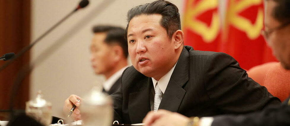 Kim Jong-un assiste à la 4e réunion plénière du 8e Comité central du Parti des travailleurs de Corée, à Pyongyang, le 1er janvier 2022. 
