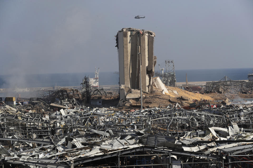 Un helicóptero del ejercito libanés sobrevuela la escena de una explosión en el puerto de Beirut el miércoles, 5 de agosto del 2020. La explosión del martes sacudió la capital, matando al menos a cien personas e hiriendo a miles. (AP Foto/Hussein Malla)