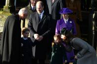 George e Charlotte, rispettivamente sei e quattro anni, sono stati accolti da centinaia di sudditi di Sua Maestà, che hanno salutato i reali accompagnandoli nella consueta passeggiata natalizia verso la chiesa, un rito molto sentito in Inghilterra che si ripete ogni anno il giorno di Natale. Assente il Principe Filippo, 98 anni, appena dimesso dall'ospedale di Londra dopo un ricovero di quattro giorni. (Photo by Ben STANSALL / AFP)