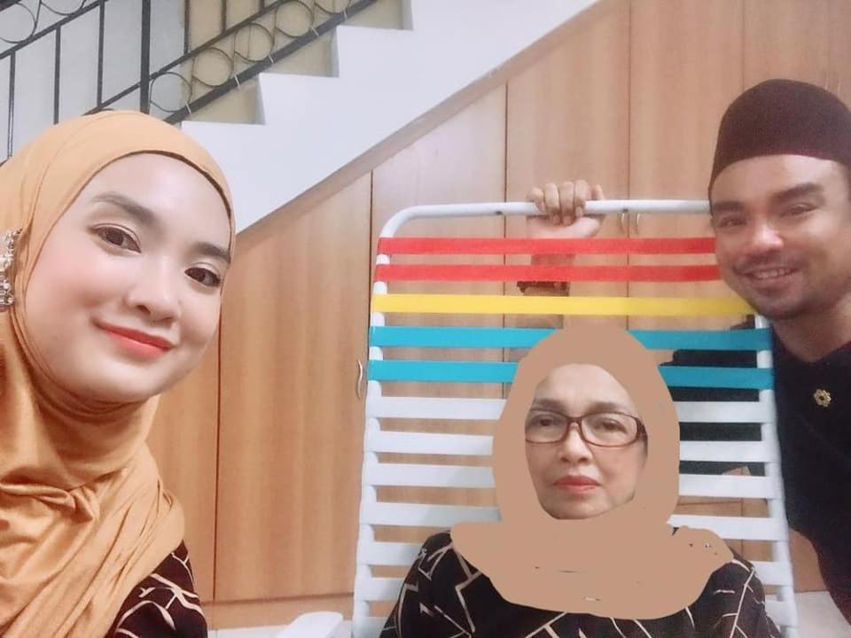 Ben (right) along with his mother (middle) and sister (left) celebrating Hari Raya together. — Photo courtesy of Facebook/ Azian Shaharuddin