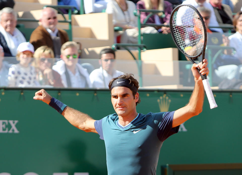 Roger Federer celebra su victoria sobre Novak Djokovic en semifinales del Masters de Montecarlo el sábado 19 de abril del 2014. (AP Foto/Claude Paris)