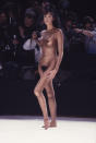 1993 präsentierte das Supermodel Yasmeen Ghauri einer seiner provokantesten Kleidungsstücke: Einen transparenten Bodysuit, bestickt mit goldenen und schwarzen Pailletten, um das Nötigste zu verdecken. (Bild: Getty Images)