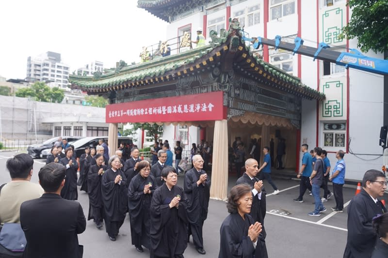 台北市立第一殯儀館即將走入歷史，12日上午在景行廳舉行拆除工程祈福暨圓滿感恩灑淨法會。（中央社）