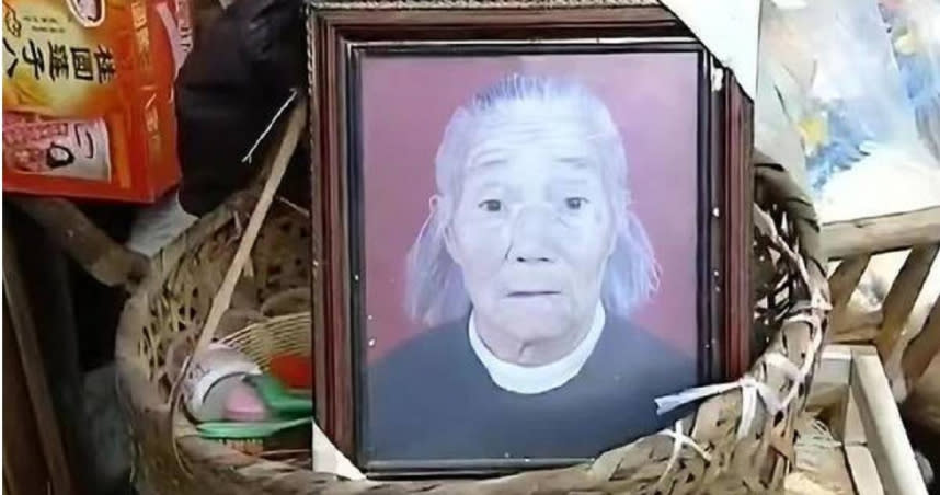 湖南省一名88歲老婦喝農藥輕生，沒想到兒子與媳婦竟圍觀直至斷氣，事後竟辯「沒救了」才沒送醫。（圖／翻攝自《網易新聞》）