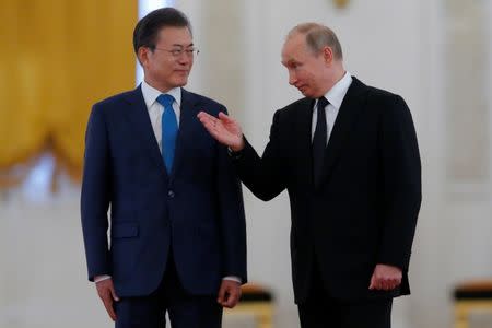 Russian President Vladimir Putin and South Korean President Moon Jae-in attend a welcoming ceremony at the Kremlin in Moscow, Russia June 22, 2018. REUTERS/Sergei Karpukhin