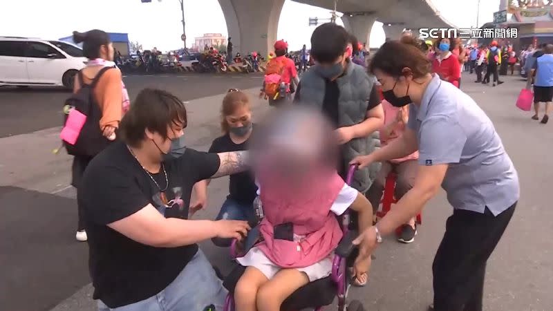 台中一名女童因出車禍導致下半身沒知覺，家人帶她到西濱橋下等媽祖祈福。