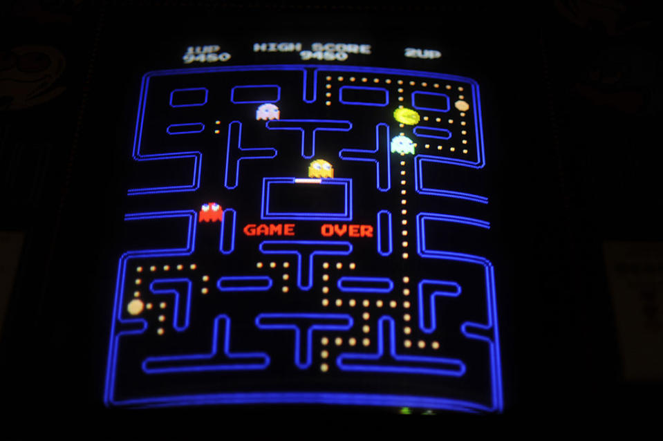 <p><b>Il successo</b>. Pac-Man è stato uno dei videogiochi più venduti di sempre, inizialmente su piattaforme arcade (nelle sale giochi) e poi praticamente su qualsiasi console arrivata sul mercato. Lo scopo del gioco è molto semplice: Pac-Man deve mangiare tutti i puntini presenti senza essere toccato da quattro fantasmi che lo inseguono (Photo By AAron Ontiveroz/The Denver Post via Getty Images) </p>