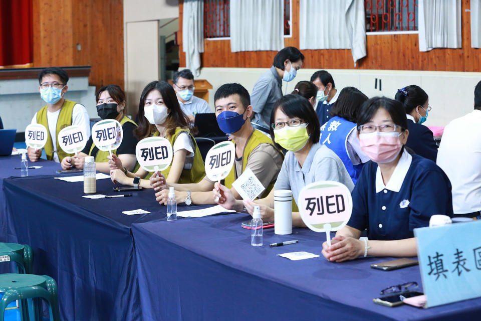 就讀大學公衛系的王同學(左三)，在驗血建檔後加入服務志工行列。