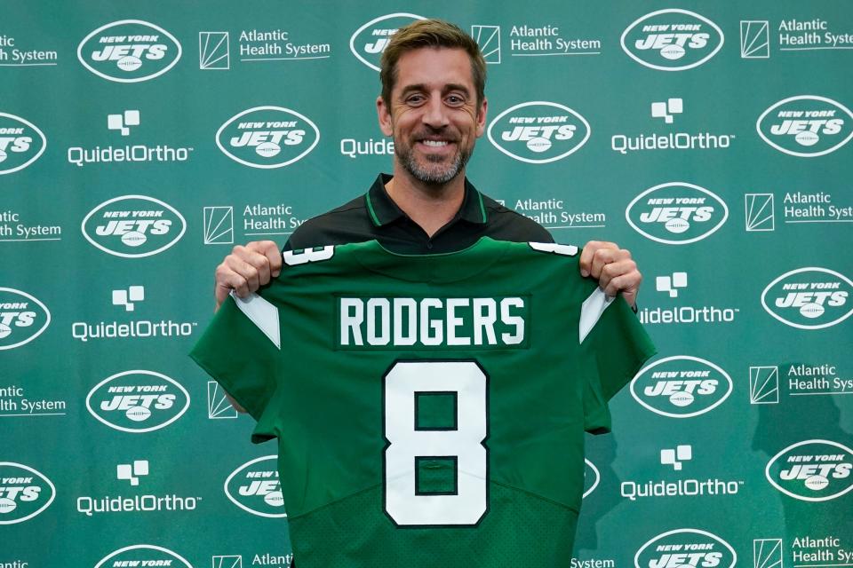 El mariscal de campo de los Jets de Nueva York, Aaron Rodgers, posa para una foto después de una conferencia de prensa en las instalaciones de entrenamiento de los Jets en Florham Park, Nueva Jersey, el miércoles 26 de abril de 2023.