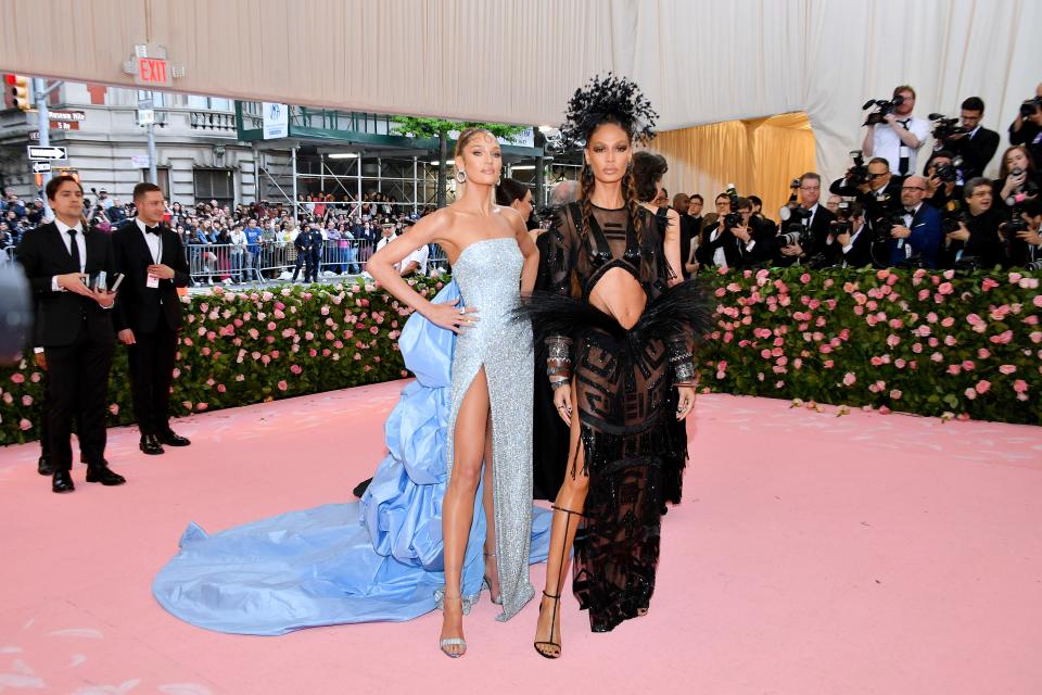 <h1 class="title">Candice Swanepoel in Atelier Prabal Gurung wearing de Grisogono jewelry and Joan Smalls in Atelier Prabal Gurung and René Caovilla shoes wearing Lorraine Schwartz jewelry</h1><cite class="credit">Photo: Getty Images</cite>