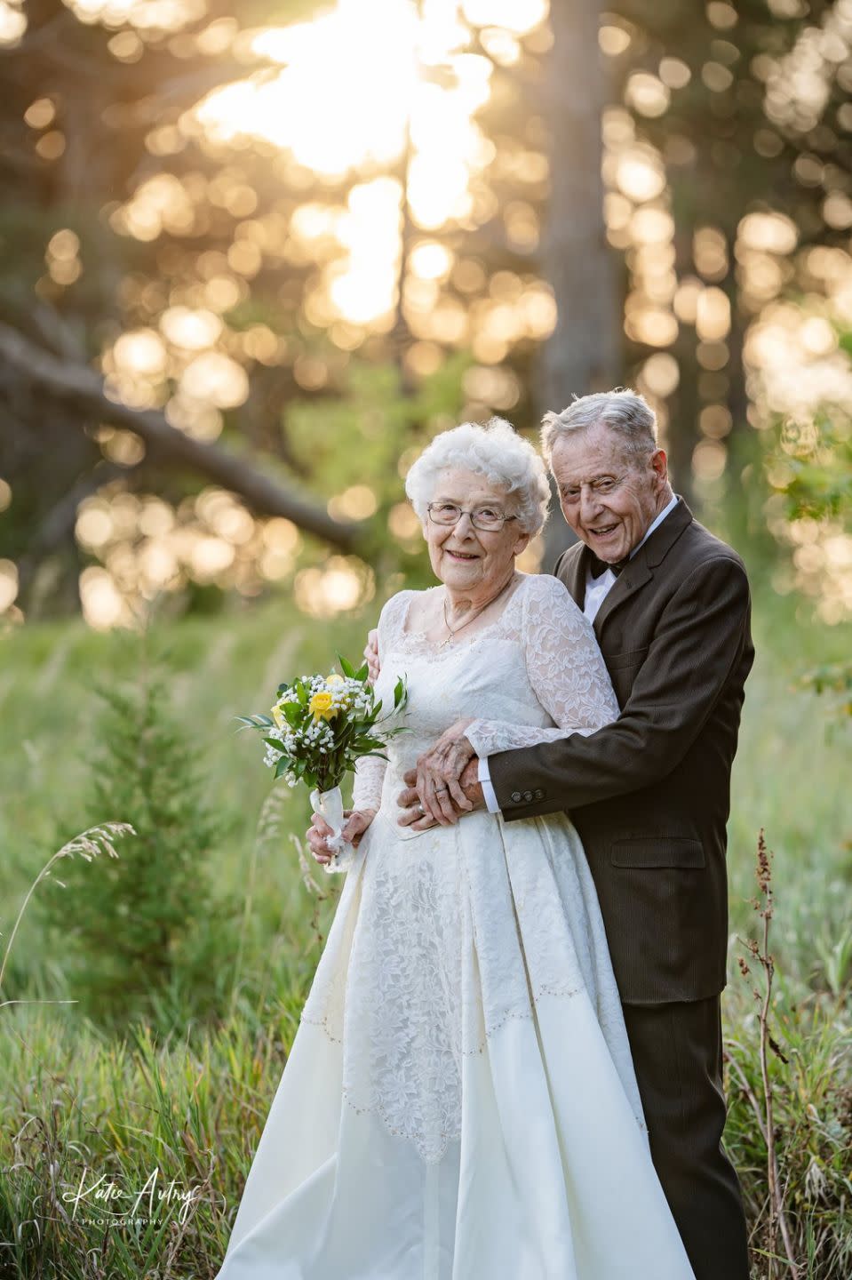 Un hombre de 89 años y su esposa de 81 se ponen sus trajes de boda originales para la sesión fotográfica por su aniversario de diamantes