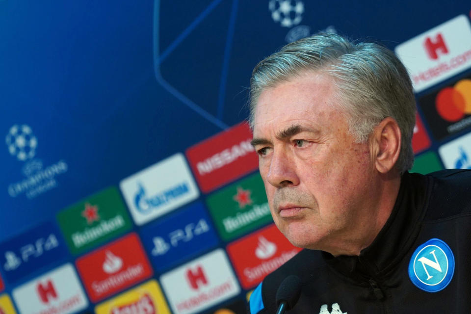 El técnico del Napoli, Carlo Ancelotti, habla en una conferencia de prensa el lunes 9 de diciembre de 2019, un día antes del encuentro de la Liga de Campeones ante el Genk (Cesare Abbate/ANSA via AP)