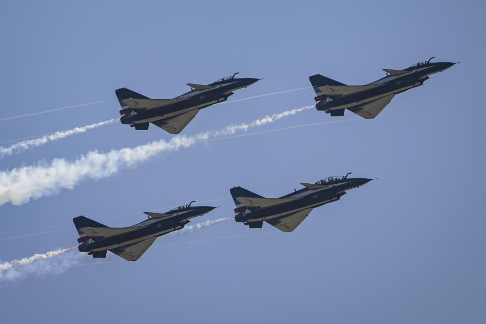 ZHUHAI, CHINA - 10 DE NOVIEMBRE: Aviones de combate J-10 de la Fuerza Aérea China 1 de agosto El equipo de acrobacias aéreas se presenta durante el Airshow 2022 el 10 de noviembre de 2022 en Zhuhai, provincia de Guangdong, China.  El 14º Salón Aeronáutico de China se llevará a cabo del 8 al 13 de noviembre (Foto de Stringer/Agencia Anadolu a través de Getty Images)