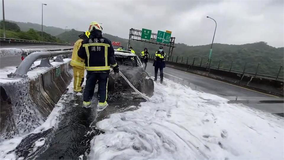 3天前保養！賓士車燒到剩骨架　駕駛及乘客躲死劫