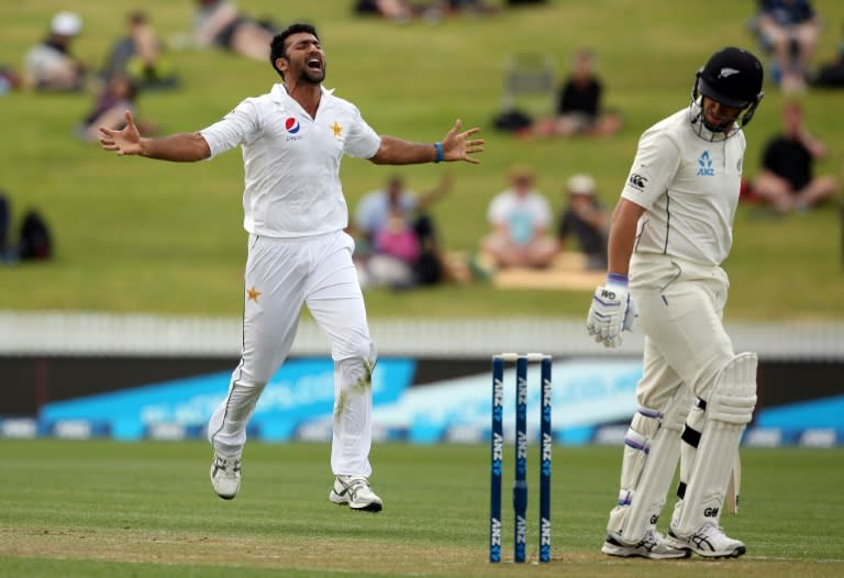 Pakistan's Sohail Khan (L) celebrates taking the wicket of New Zealand's Ross Taylor during day two of the second cricket Test match between New Zealand and Pakistan at Seddon Park in Hamilton on November 26, 2016