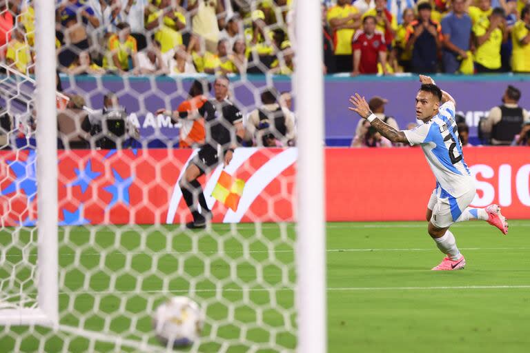 Lautaro Martínez celebra después de anotar el primer gol de Argentina.