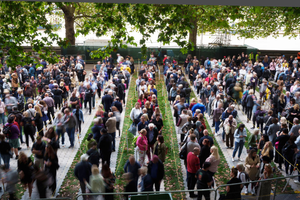 Members of the public wait in line to pay their respects to Queen Elizabeth II (Christopher Furlong / Getty Images)