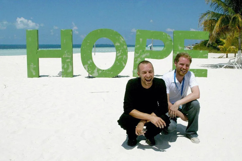 Martin y Buckland en la playa con la palabra "Hope" (esperanza) detrás