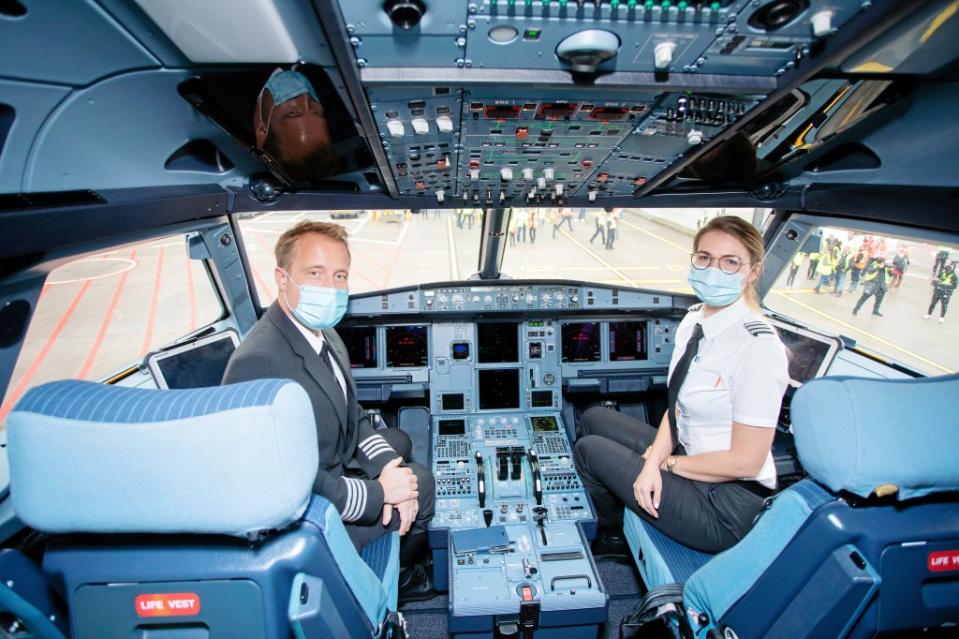 Thomas Wilpert, Kapitän, und Josje Peters, Erste Offizierin, sitzen bei der Ankunft des Eröffnungsflugs der Fluggesellschaft Easyjet aus Berlin-Tegel am Hauptstadtflughafen Berlin Brandenburg "Willy Brandt" (BER) im Cockpit.<span class="copyright">Christoph Soeder / dpa</span>