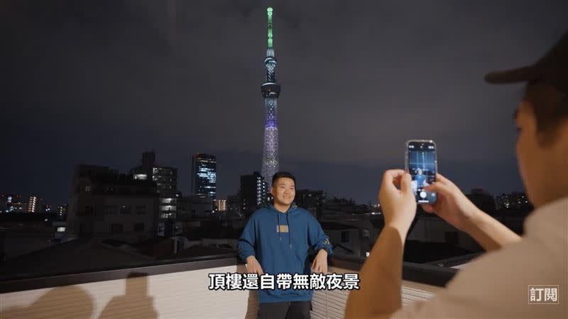 Joeman的日本房子頂樓擁有「無敵夜景」，晚上可見彩虹色的東京地標晴空塔。（圖／翻攝自Joeman YouTube）