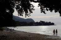 FILE PHOTO: People walk along the beach in Seychelles February 29, 2012. REUTERS/Ahmed Jadallah/File Photo