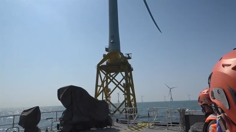 台中海巡隊在距離外海10公里處的風電平台上發現1具乾屍。（圖／翻攝畫面）