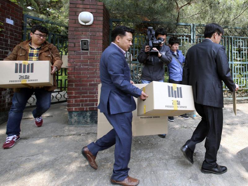 Ermittler durchsuchen die Büros der «Sewol»-Betreiber: Es besteht der Verdacht der Steuerhinterziehung und Untreue. Foto: Yonhap