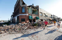 <p>In Marshalltown, Iowa, hinterließ ein Tornado eine Spur der Verwüstung. In der Kleinstadt wurde der Ausnahmezustand ausgerufen, nachdem der Sturm die Stromversorgung lahmlegte, zahlreiche Häuser beschädigte und mindestens zehn Menschen verletzte. (Bild: AP Photo/Charlie Neibergall) </p>