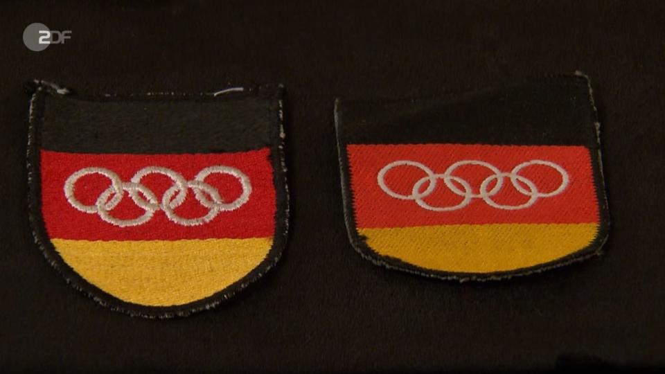 <p>"Und das ist das Besondere", lauschte der Experte Sven Deutschmanek dem Bericht des Olympioniken. "Da hat man sich damals darauf verständigt, dass man die Farben nimmt und diese weißen Olympiaringe rein macht." (Bild: ZDF)</p> 