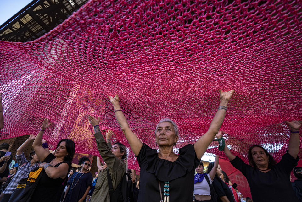 Mujeres marchan contra la violencia de género en el Día Internacional de la Mujer en Santiago Chile, el miércoles 8 de marzo 2023. (AP Foto/Esteban Félix)