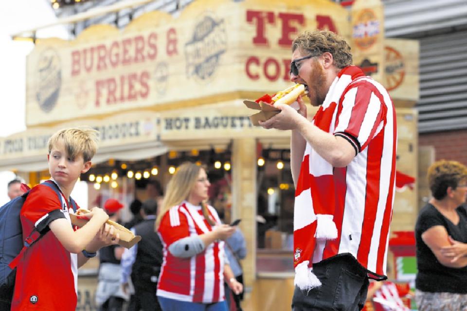 Southampton fans eat hot dogs at St Mary’s – classic Footy Scran