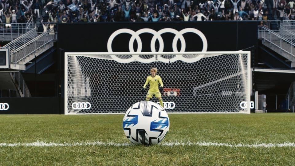 En virtud del acuerdo, Audi añade los derechos de presentación de la Copa MLS, el partido por el título de la liga, a su condición actual de socio automovilístico oficial de la liga.