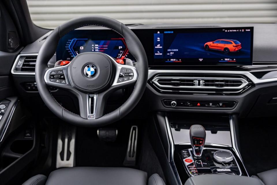 極具未來感的懸浮式曲面螢幕及全新BMW-iDrive-8.0使用者互動介面，將M車手所需的車輛資訊以BMW-M專屬的視覺設計與工具選項清楚呈現。
