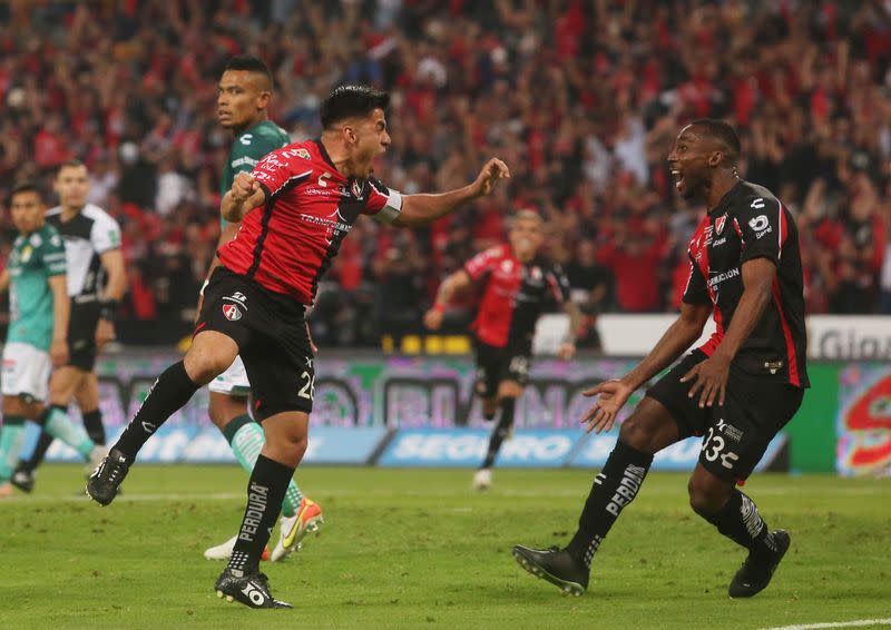 Foto de archivo de Aldo Rocha y Julián Quiñones festejando un gol en partido del torneo mexicano