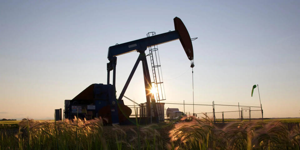 Auf einem Feld in der Nähe von der Stadt Calgary in Kanada, pumpt ein Ölpumpenheber Öl.  - Copyright: Todd Korol/Reuters