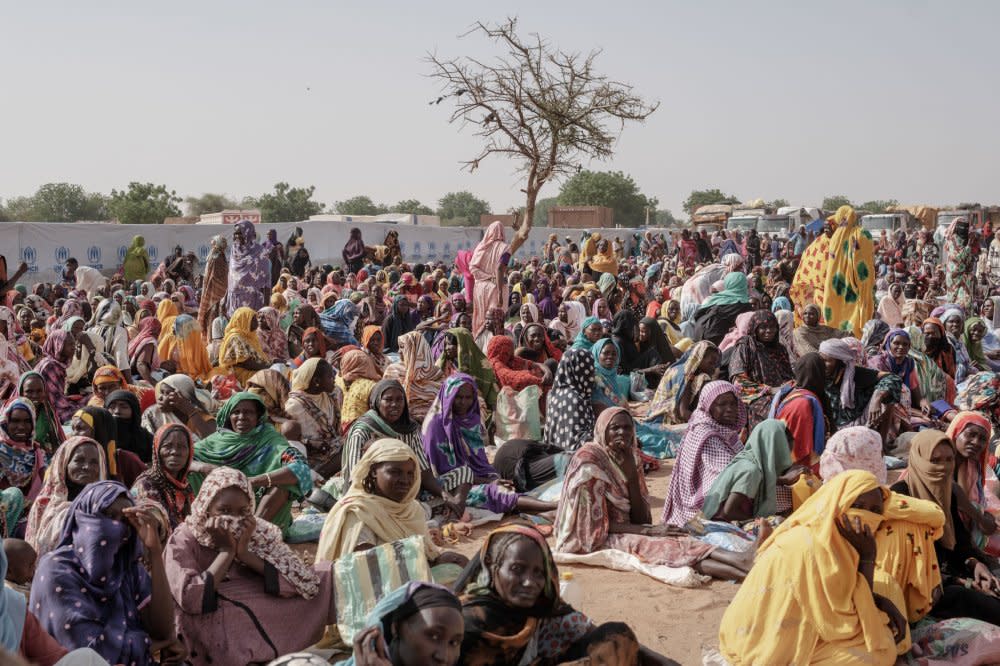 Sudanese refugees wait for the WFP monthly food distribution in Adrè. <span class="copyright">Nicolò Filippo Rosso</span>