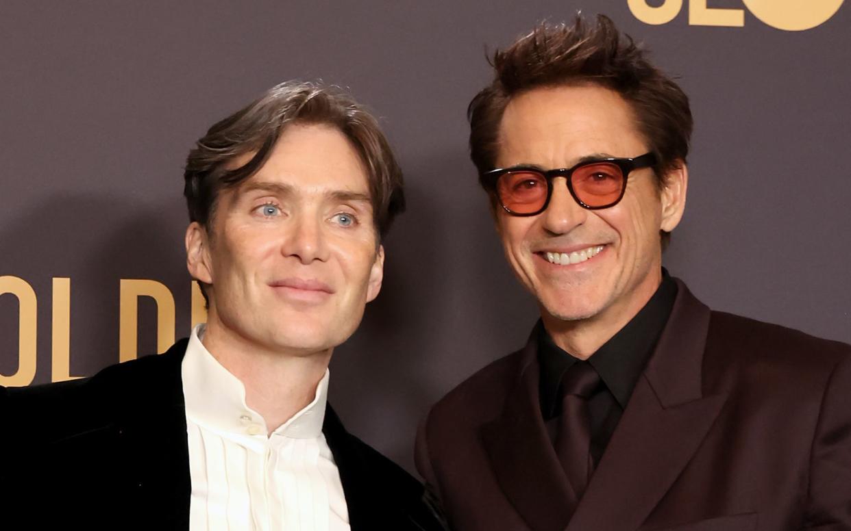 Cillian Murphy (links) und sein Kollege Robert Downey Jr. durften sich in der Nacht zum Montag über einen Golden Globe Award freuen. Beide überzeugten mit ihrer Darstellung  in Christopher Nolans Thriller "Oppenheimer". (Bild: 2024 Getty Images/Amy Sussman)