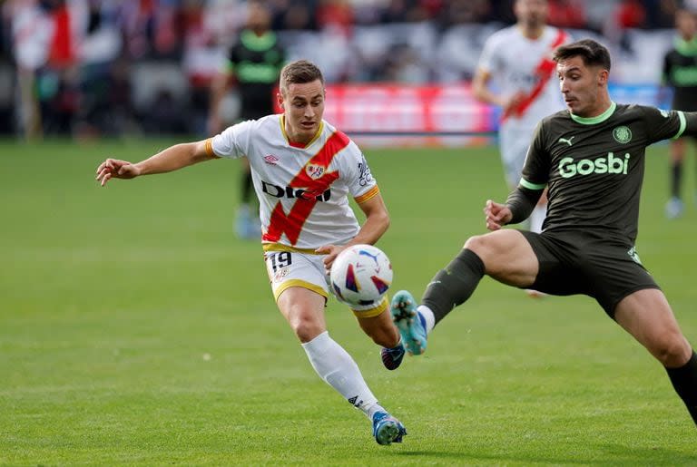 Valery Fernández, defensor de Girona que ingresó en el segundo tiempo, despeja ante Jorge de Frutos