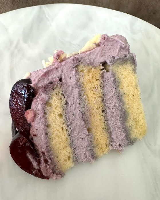 Tarta de chantilly de cerezas y arándanos, bizcocho de vainilla y lima, con cerezas frescas semi compotadas