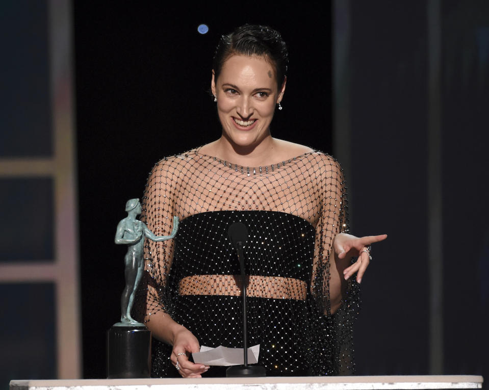 Phoebe Waller-Bridge recibe el Premio SAG a la mejor actriz en una serie de comedia por "Fleabag", el domingo 19 de enero del 2020 en Los Angeles. (AP Foto/Chris Pizzello)