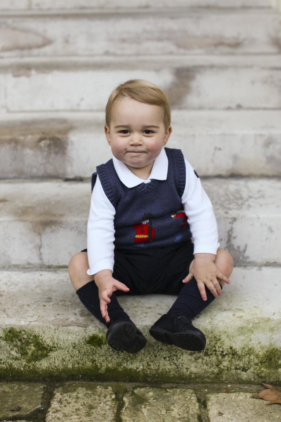 <p>Esta era una de las imágenes del álbum de Navidad que compartieron los duques de Cambridge en 2014. El pequeño George no podía estar más adorable posando en las escalinatas del palacio de Kensington. (Foto: TRH / Reuters). </p>