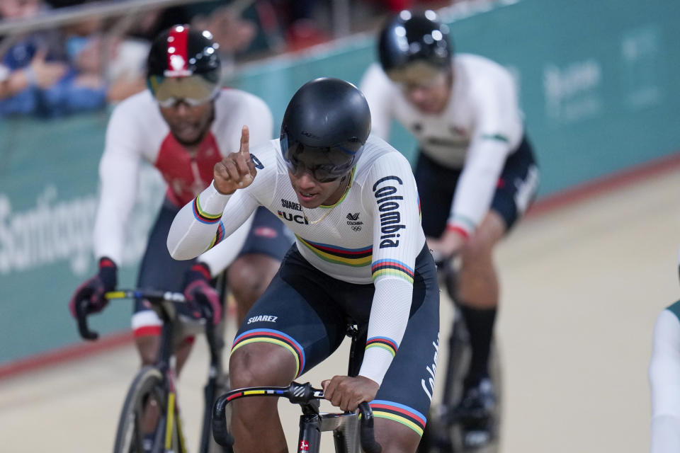 El colombiano Kevin Quintero celebra tras ganar la medalla de oro del keirin masculino del ciclismo de pista de los Juegos Panamericanos en Santiago, Chile, el viernes 27 de octubre de 2023. (AP Foto/Fernando Vergara)