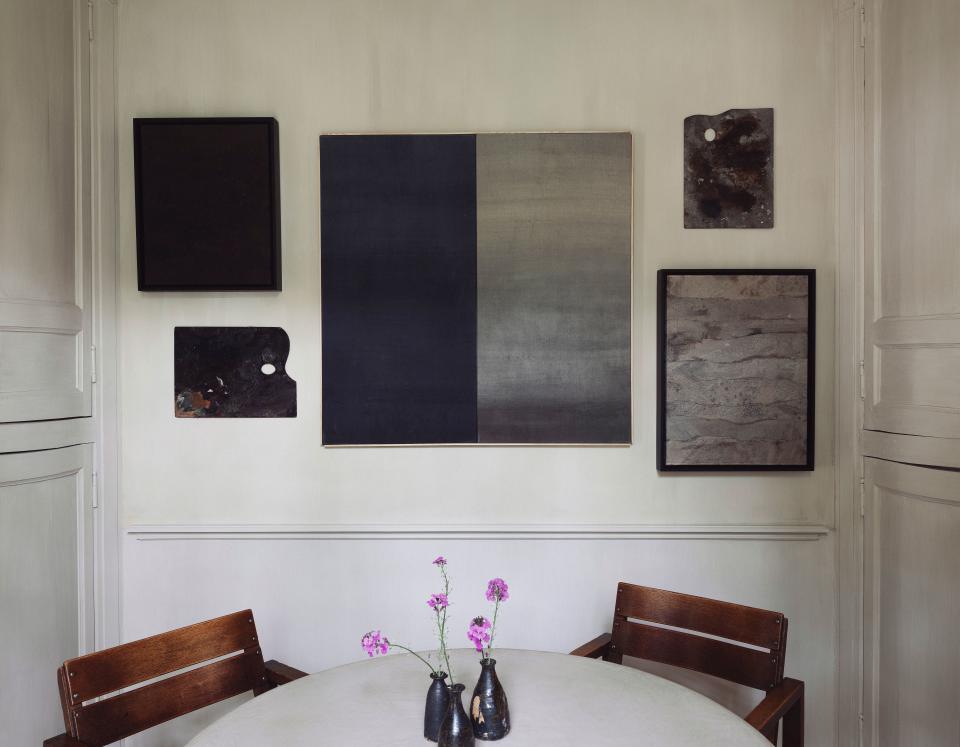 The former dining room has become what Dankers calls an “art room,” decorated with painter’s palettes that he and Claes created themselves as well as a custom painting he installed. “It’s a presentation of day and night, with the light blue representing a Flemish sky and the dark indigo symbolizing the night,” he says.