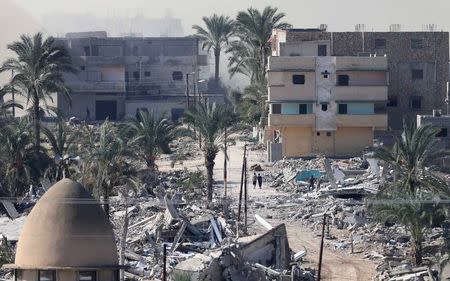 Ruins of houses, which were blown up during a military operation by Egyptian security forces in the Egyptian city of Rafah, are seen near the border with southern Gaza Strip November 6, 2014. REUTERS/Ibraheem Abu Mustafa