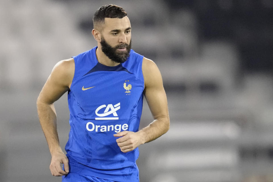 El delantero francés Karim Benzema durante un entrenamiento en el estadio Jassim Bin Hamad en Doha, Qatar, el sábado 19 de noviembre de 2022. (AP Foto/Christophe Ena)